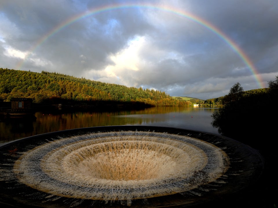 Ein Bild von einem Regenbogen über einem Fluss.