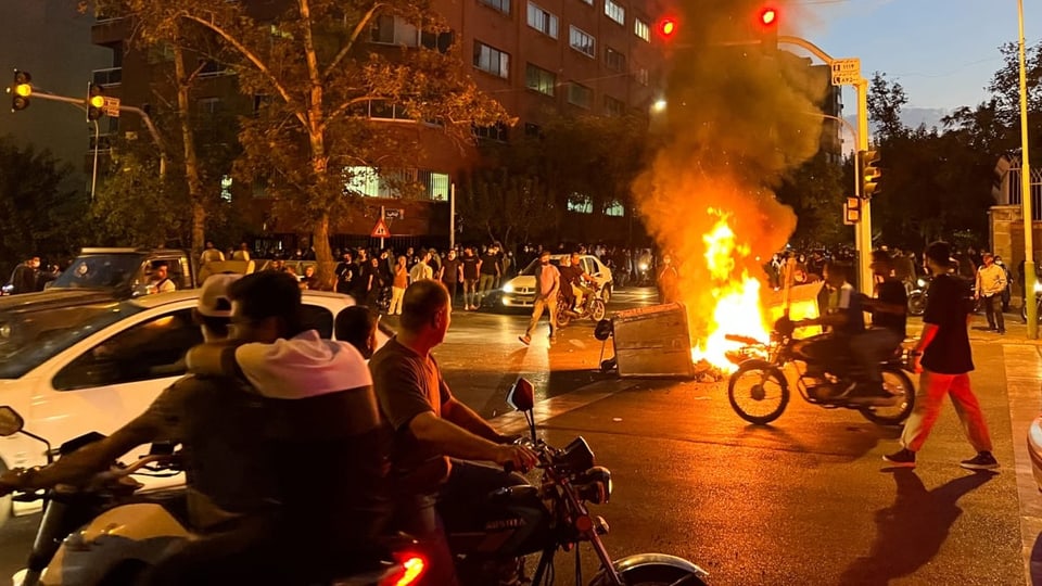 In Teheran protestieren Menschen gegen den Tod von Mahsa Amini. 