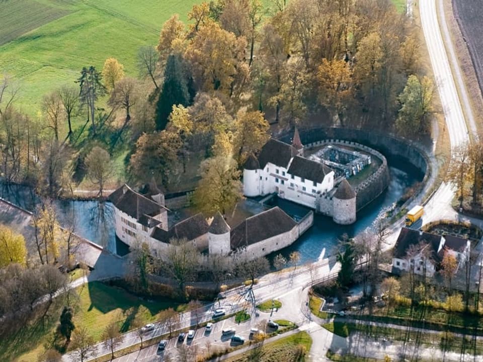 Burg mit Wassergraben