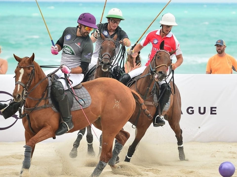 Drei Polo-Spieler auf ihren Pferden im Sand
