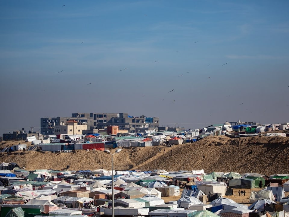 Blick über das Zeltlager von Geflüchteten am Stadtrand von Rafah.