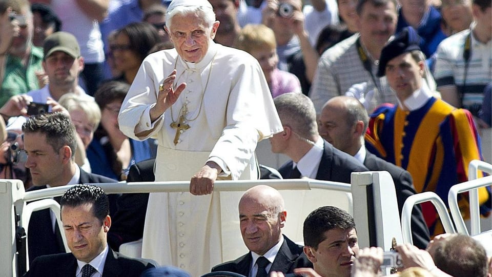 Der Papst auf dem Papa-Mobil – vorne links sitzt sei früherer Kammerdiener, Paolo Gabriele. 
