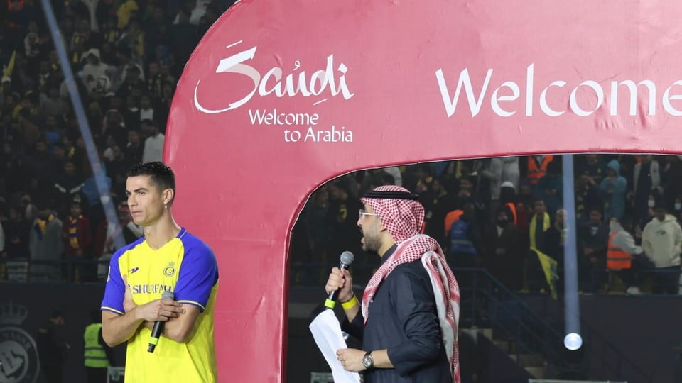 Der Fussballspieler Ronaldo wird in einem Stadion als neuer Spieler vorgestellt