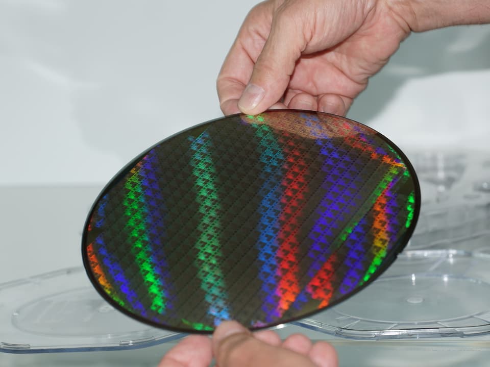 Eine runde Platte mit verschiedenfarbigen Streifen.