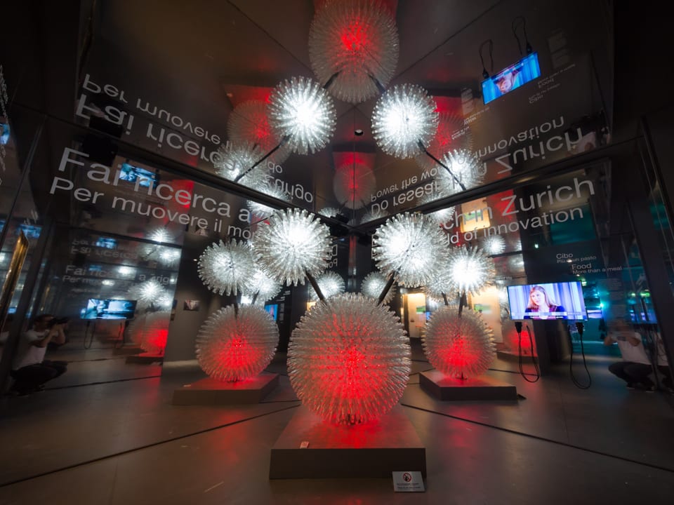 Glasobjekte aus der Zürcher Ausstellung anlässlich der Expo Mailand 2015