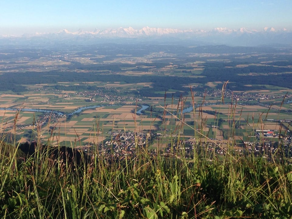 Blick auf das Mittelland, im Hintergrund die Alpenkette.