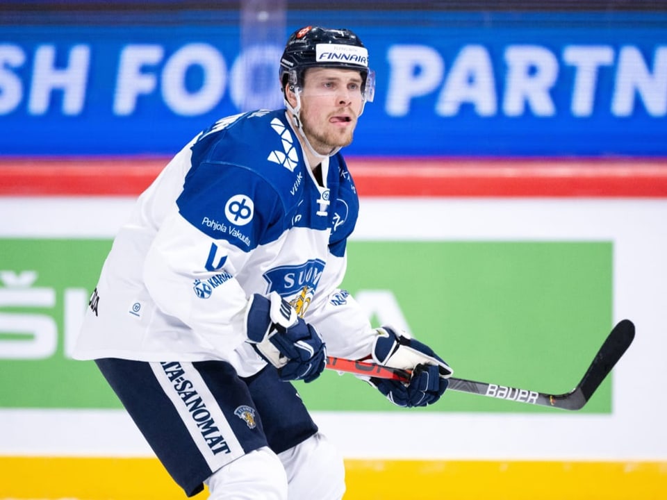 Der Eishockeyspieler Mikko Lehtonen steht in voller Montur mit Stock auf dem Feld, er wechselt zu den ZSC Lions