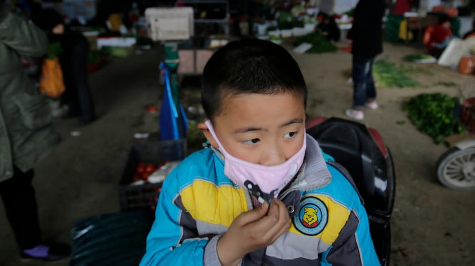 Seitdem der Erreger H7N9 in Shanghai entdeckt und identifizert wurde, sieht man auf den Strassen mehr Menschen mit Schutzmasken.