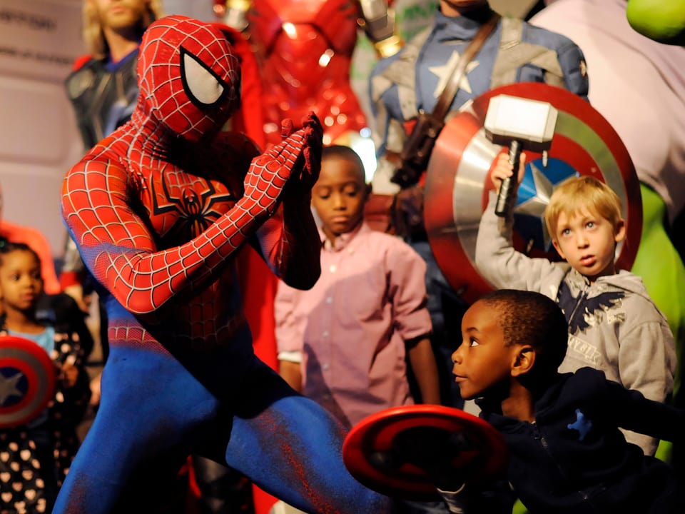 Spiderman beim Schaukampf mit Kindern.