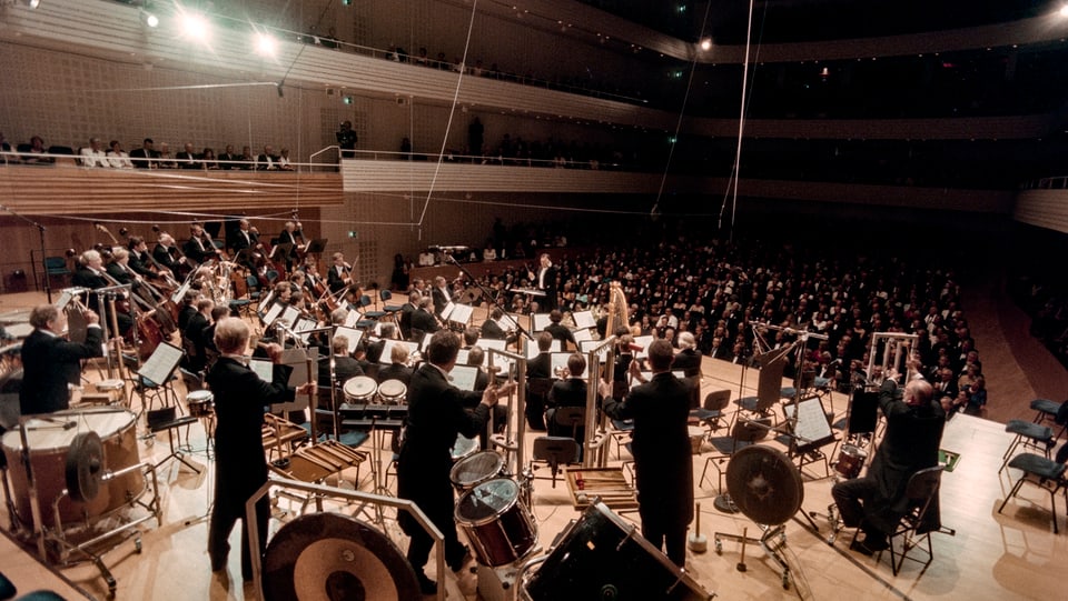 Orchester in einem grossen Saal.