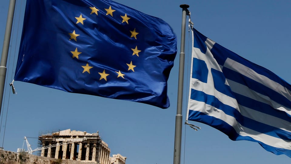 EU-Flagge und griechische Flagge über der Akropolis.