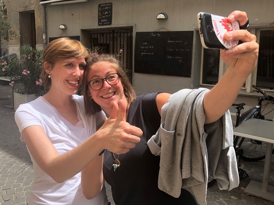 Zwei junge Frauen machen ein Selfie