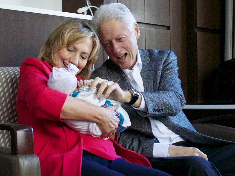 Hillary und Bill 2014 mit der neugeborenen Charlotte. 
