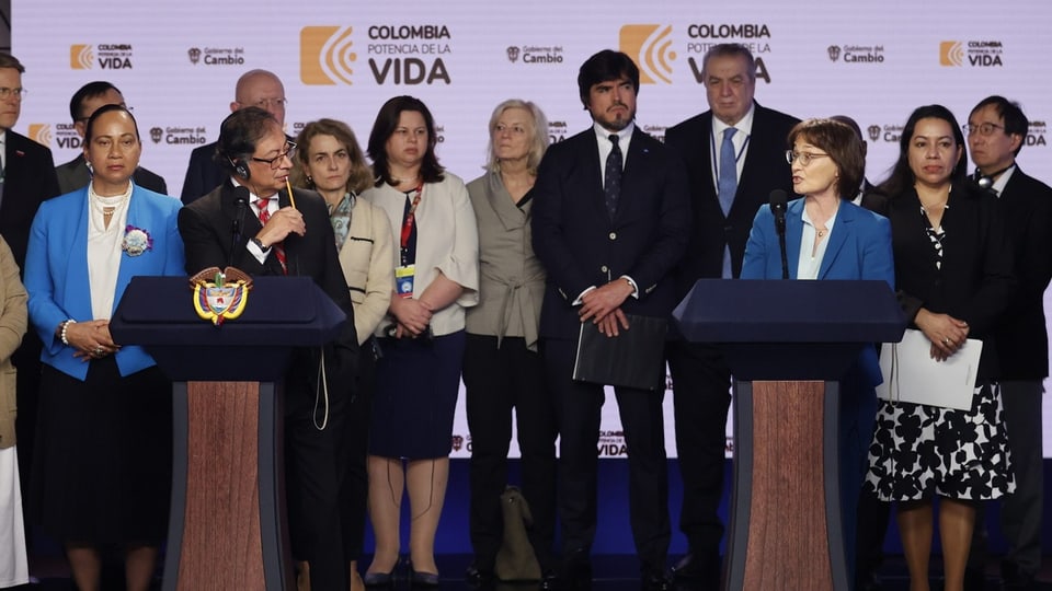  Der kolumbianische Präsident Gustavo Petro und Pascale Baeriswyl sprechen auf einer Pressekonferenz.