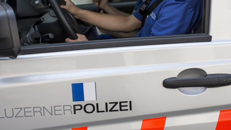 Polizei in einem Dienstwagen