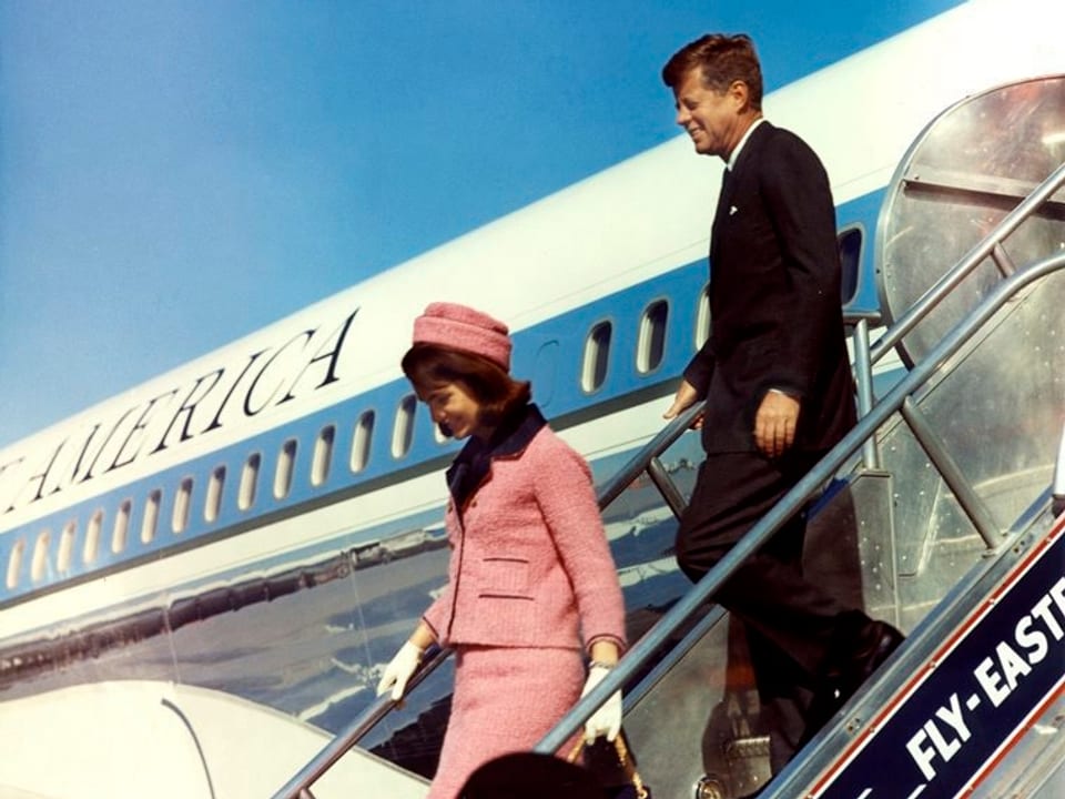 John F. Kennedy und seine Gattin Jackie landen am Vormittag auf dem Flughafen von Dallas.