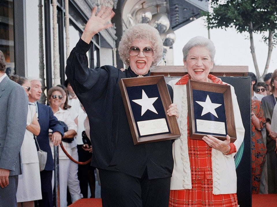 1987 waren bereits nur noch Maxine und Patty übriggeblieben. HIer empfangen sie die Plaketten -die sie bei der Taufe ihres Sterns am Walk of Fame erhalten hatten - in den Händen.
