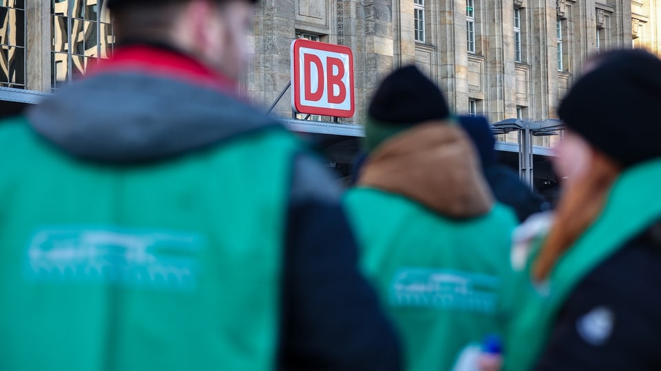 Streikende Lokführer stehen vor dem Leipziger Hauptbahnhof am 10. Januar 2024