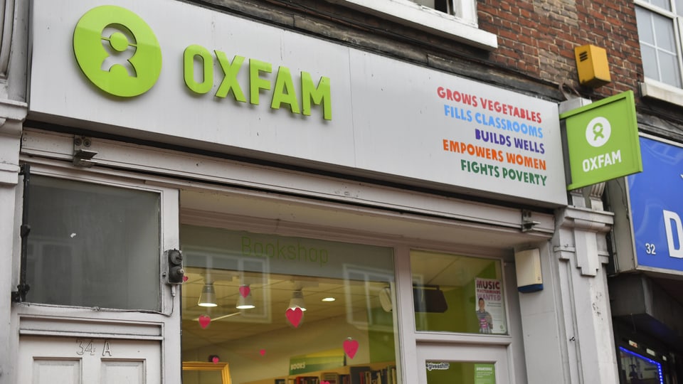Oxfam-Laden, Aussenansicht.