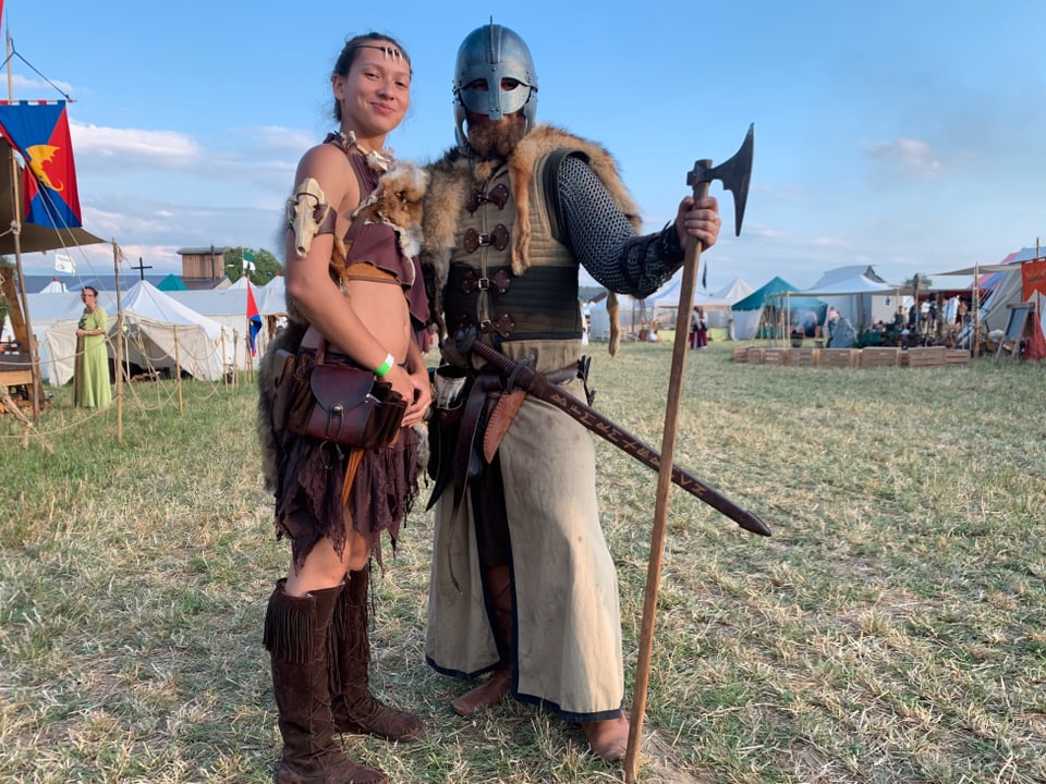 Ein Mann und eine Frau in mittelalterlicher Kampfbekleidung.