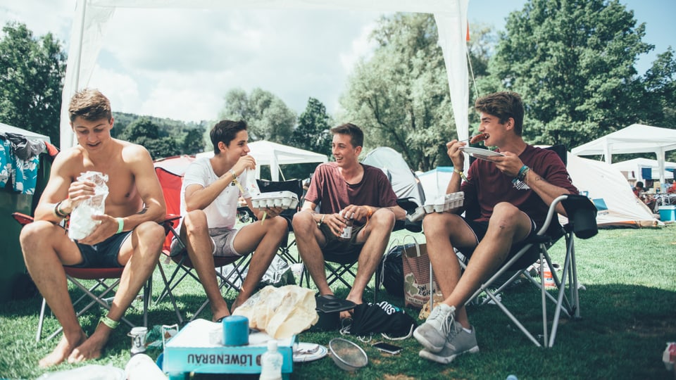 Die 17-jährigen Jan, Sven, Timo und Luca aus dem Aargau sind wegen Macklemore und Casper da. Fast Food? Fehlanzeige. Das Quartett kocht lieber selbst. 
