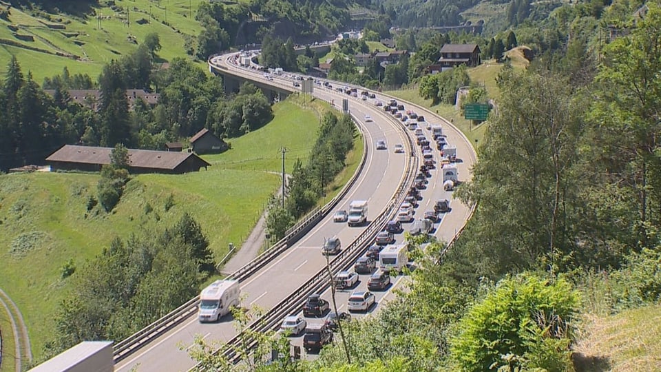 Autos stauen vor dem Gotthard Nordportal