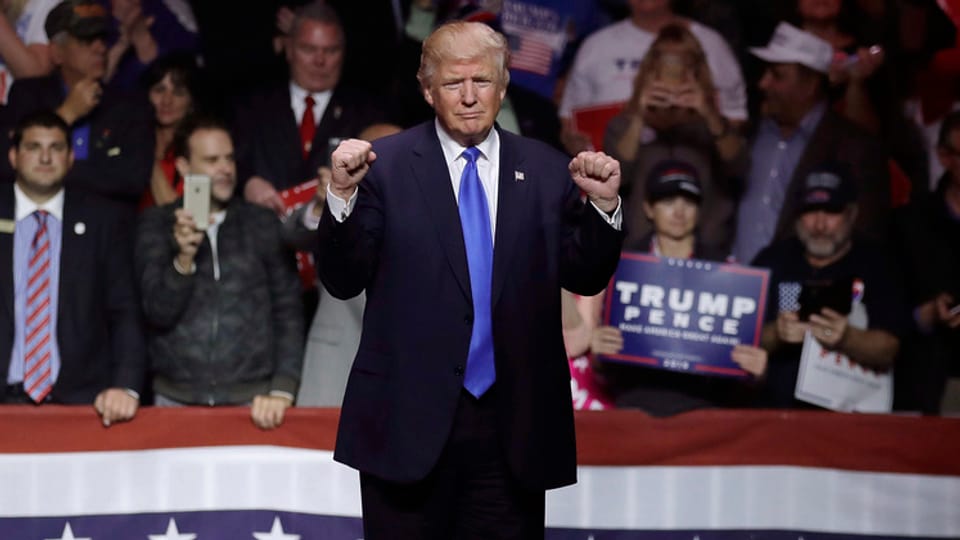 Donald trump streckt die Fäuste und vor den Wählern einer Wahlveranstaltung
