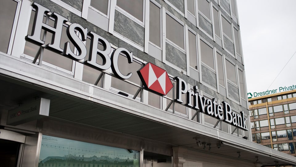 Logo der HSBC Private Bank über einem Gebäudeeingang
