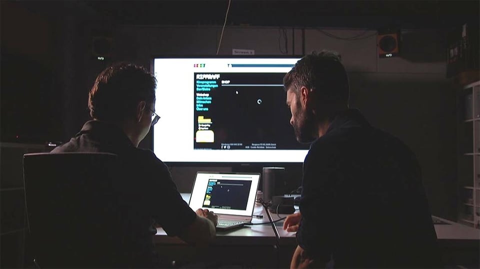 Kassensturz-Redaktor sitzt mit Hacker am einem PC