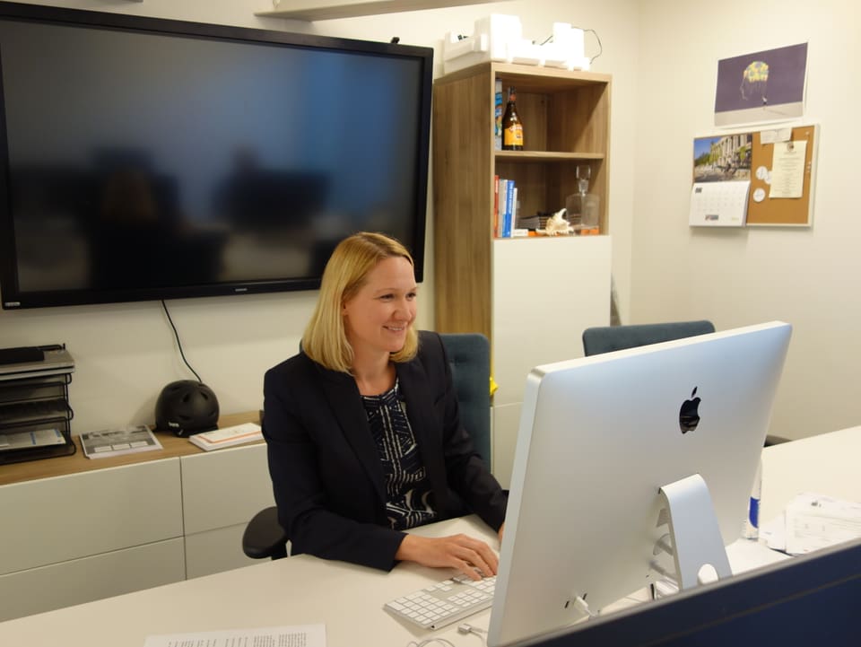 Nestlé-Mitarbeiterin Stephanie Nägeli sitzt am Computer in ihrem Büro