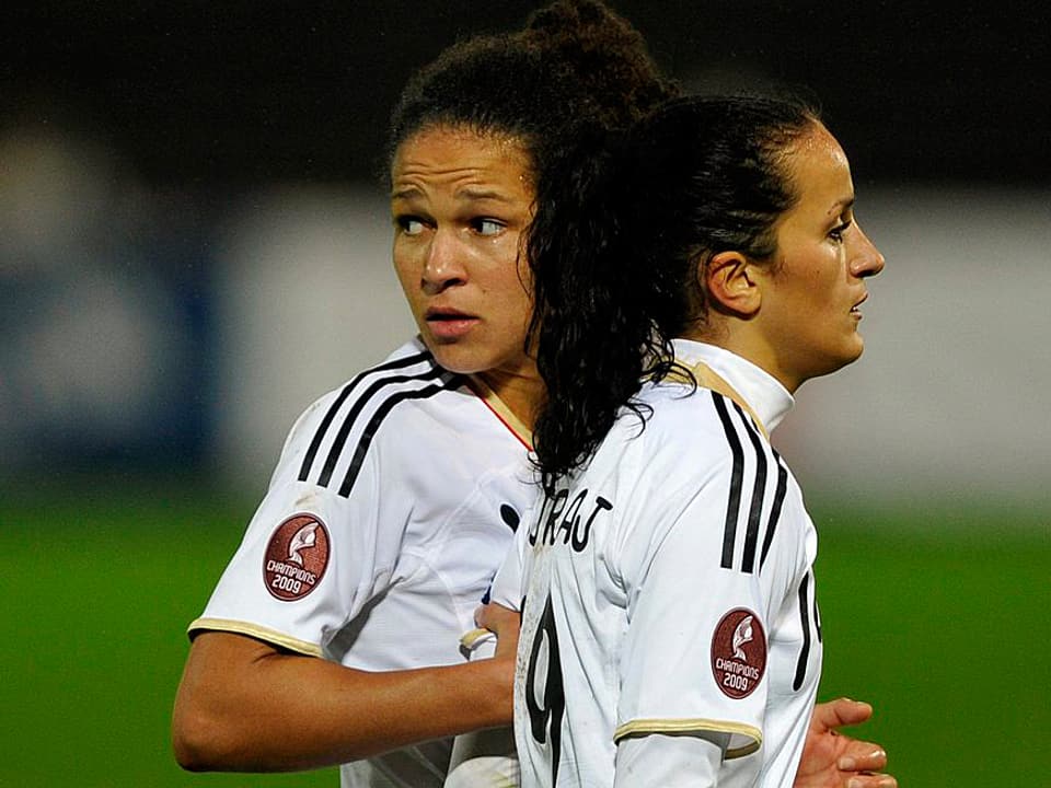 Zwei Spielerinnen der deutschen Frauen-Nationalmannschaft stehen nebeneinander.
