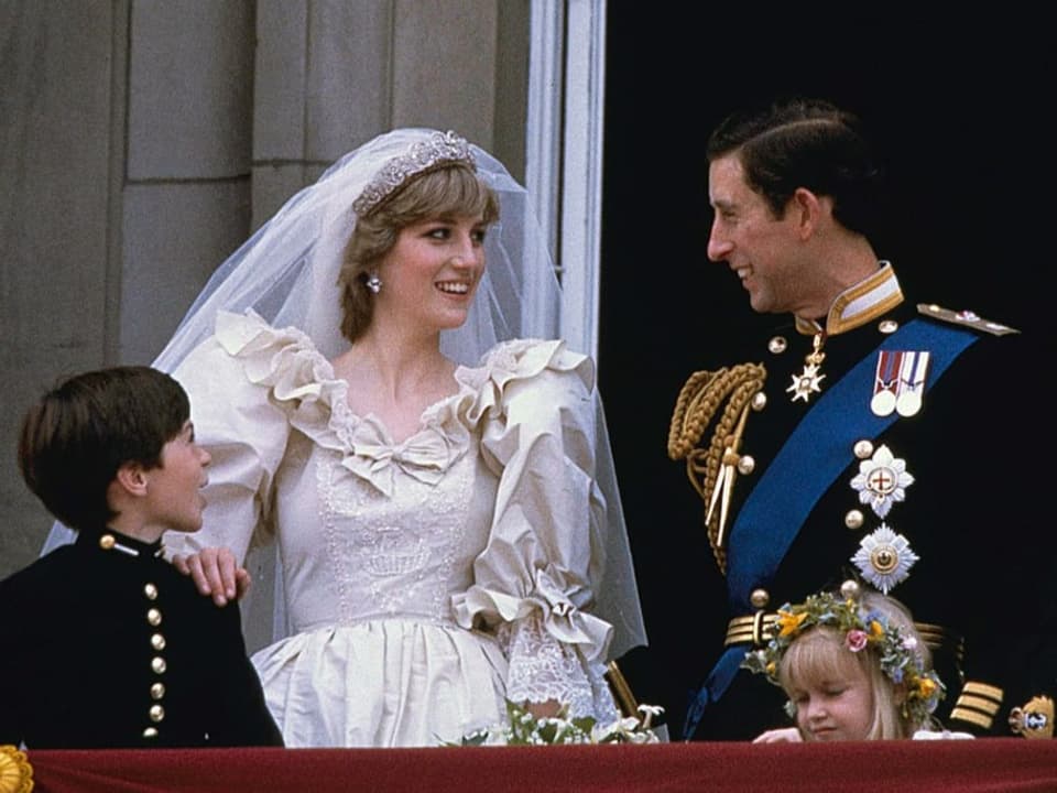 Diana und Charles heiraten.