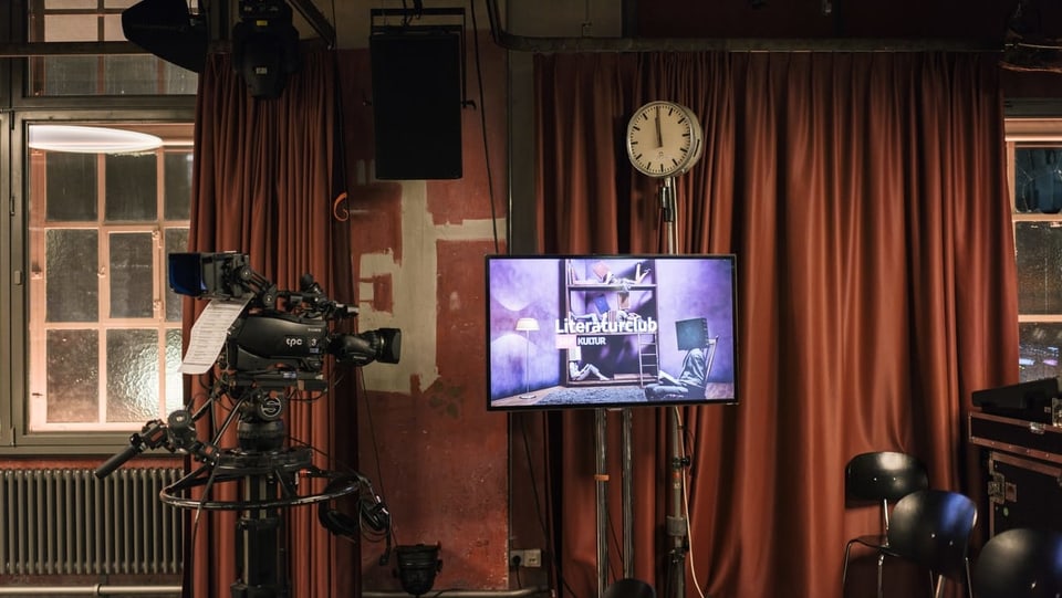 Kamera, Bildschirm, Uhr, Vorhänge: Im papiersaal in Zürich ist ein TV-Studio eingerichtet für die Aufzeichnung des Literaturclubs
