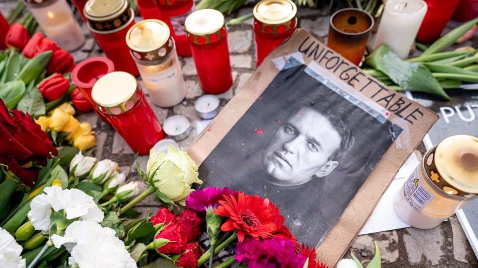 Blumen und Bilder des Kremlkritikers Nawalny liegen vor der russischen Botschaft in Berlin. 