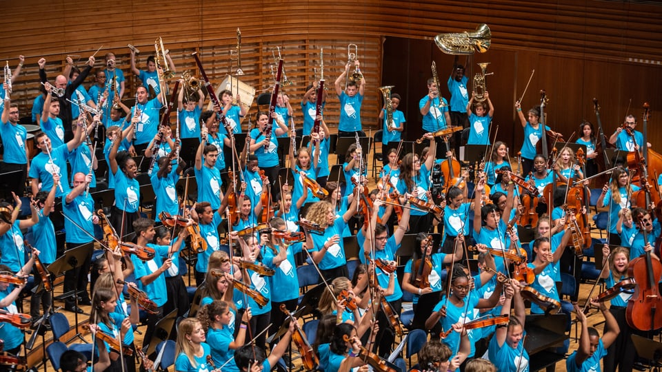 Jugendorchester, alle stehen, Instrumente in der Hand