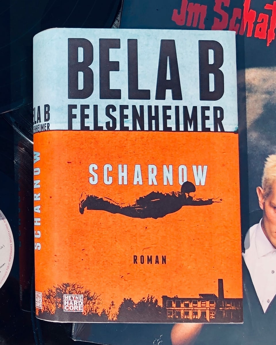 Der Roman «Scharnow» von Bela B. Felsenheimer liegt auf einer Vinyl-Schallplatte