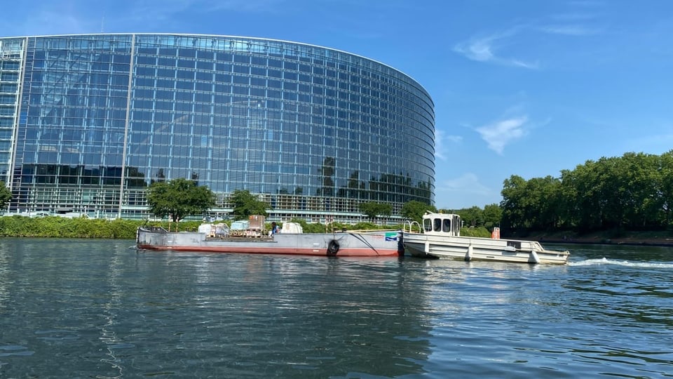 Das Boot liegt direkt vor dem EU-Parlament im Wasser.