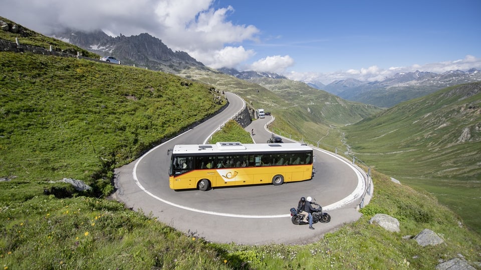 Ein Postauto in einer Haarnadelkurve auf dem Furka.