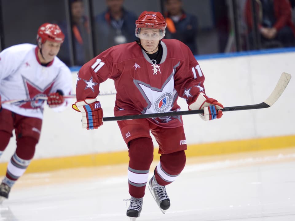Vladimir Putin beim Eishockey-Spielen