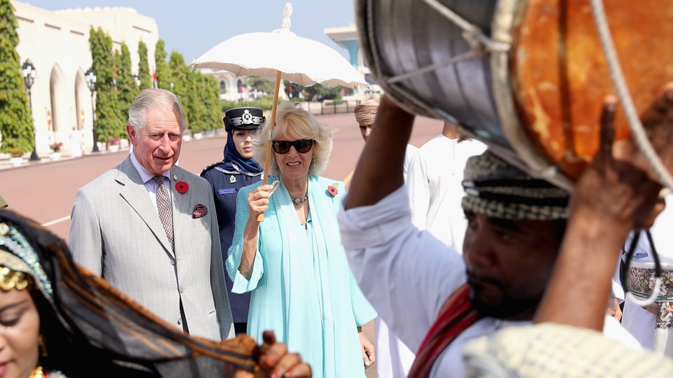 Das Paar bei der Willkommenszeremonie vor den Toren des Sultan Palastes. Camilla mit Schirm. 