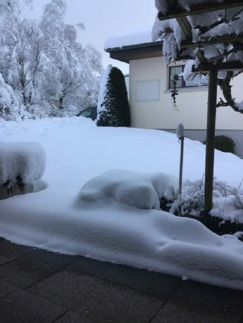 Schnee vor dem Haus