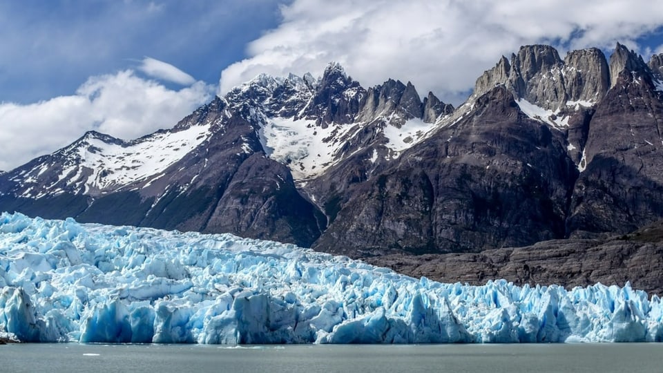 Gletscher im Torres del Paine Nationapark, einer beliebten Touristenattraktion in Chile. Aufgenommen 2017.