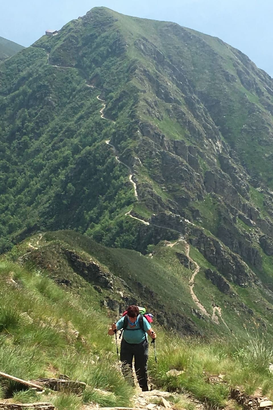 Frau beim Aufstieg auf einen Hügel.