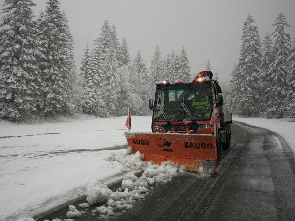 Ein Schneeräumungs-Fahrzeug räumt den Schnee weg.