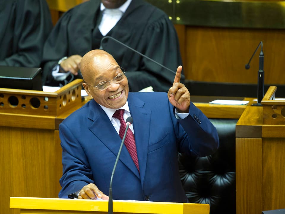 Südafrikas Staatspräsident Jacob Zuma an Rednerpult stehend, mit dem Finger zeigend