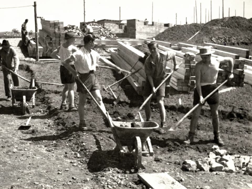 Freiwillige Helfer bauen 1946