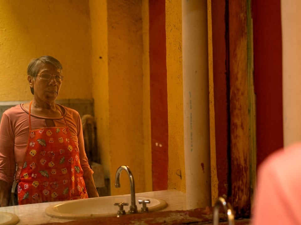 Die ehemalige Sexarbeiterin Belén steht in Altersheim «Casa Xochiquetzal» vor einem Spiegel. vor einem Spiegel
