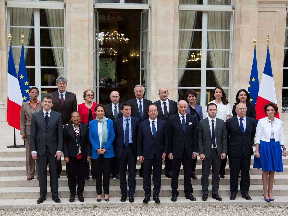 Alle Mitglieder der neuen Regierung stehen für ein Gruppenfoto vor dem Élysée-Palast.