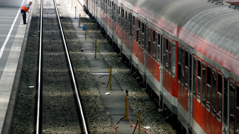 Ein Zug im Bahnhof München.