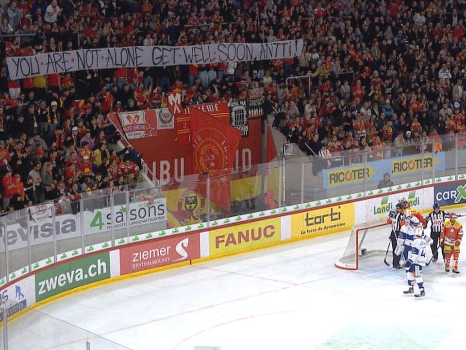 Auf einem Fan-Transparent steht: You are not alone, get well soon, Antti!